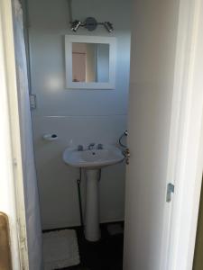 本塔纳山村El Vagón的白色的浴室设有水槽和镜子
