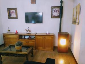 巴尔德甘加Casa Rivera Río Jucar的客厅配有电视和桌子