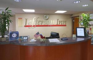 丹德里奇Jefferson Inn Dandridge的办公室,前台,带有美国旅馆标志