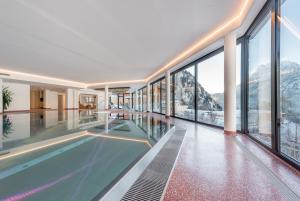 朗根费尔德Hotel Burgstein - alpin & lifestyle的一座大型游泳池,位于一座带窗户的建筑内