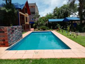 伊瓜苏港Hotel Amayal的一座房子后院的游泳池
