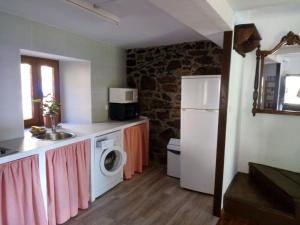 Corras de la PuenteCasa Gelina的厨房配有白色冰箱和洗衣机。