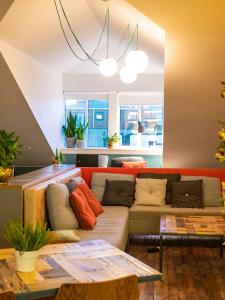 雷克雅未克Loft - HI Eco Hostel的客厅配有沙发和桌子