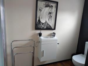 PateaIronsands B&B Studio Unit的浴室设有白色水槽,墙上挂着一幅画