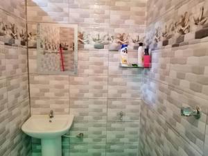 日得拉NAZ Homestay的一间带水槽和镜子的浴室