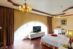 Vu Xa芳映酒店的一间卧室配有一张大床和电视