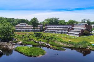 奥甘奎特Ogunquit River Inn & Suites的享有河边建筑物的空中景致