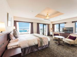 小樽Sonia 小樽酒店的酒店客房配有一张床、一张书桌和一台电视。