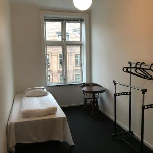 哥本哈根欧洲环球酒店的客房设有床、窗户和桌子。