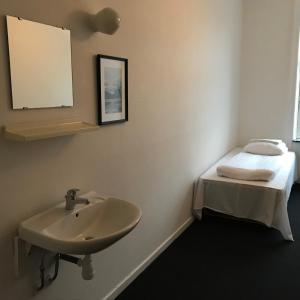 哥本哈根欧洲环球酒店的一间带水槽和床的浴室