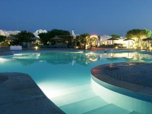 沙姆沙伊赫Holiday Rooms Domina Coral Bay的夜间蓝色海水的大型游泳池