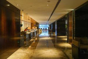 烟台烟台孚利泰国际大酒店 的建筑的走廊,里面设有酒吧