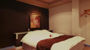 福知山艾内阿罗哈酒店（仅限成人）的一间卧室,卧室内配有一张大床