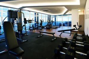 新山新山市中心度假别墅的大楼内带跑步机和机器的健身房