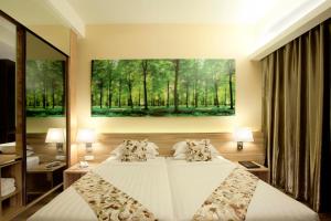 吉隆坡吉隆坡维瓦特尔酒店的一间卧室设有两张床,墙上挂着一幅画