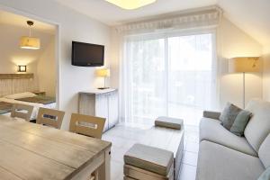 贝诺代阿伟尔花园蓝色假日公寓的客厅配有沙发和桌子