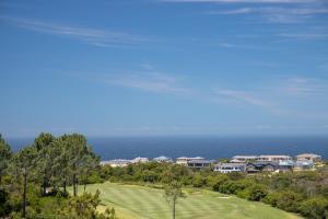克尼斯纳Pezula Double Storey Luxury的享有高尔夫球场的海景