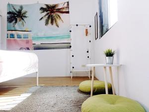 东河都兰朋友家的一间卧室配有一张床和一张带绿色凳子的桌子