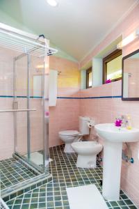 Au CapCap-sud self catering的浴室设有2个卫生间、水槽和淋浴。