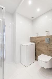 格但斯克VIU Seven Heaven Apartment的白色的浴室设有卫生间和淋浴。