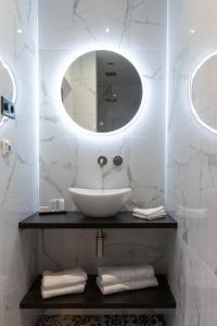 阿姆斯特丹The Blossom House Amsterdam的白色的浴室设有水槽和镜子