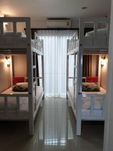 蔻立DKaYa旅舍的带窗户的客房内的两张双层床