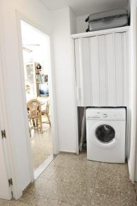 科尔多瓦雷梅迪奥斯公寓的带厨房的客房内的洗衣机和烘干机