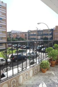科尔多瓦雷梅迪奥斯公寓的停车场内可停放汽车的阳台