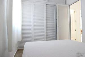 科尔多瓦雷梅迪奥斯公寓的卧室配有白色的床和窗户。