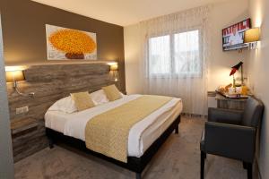 埃尔施泰因Hotel Restaurant Crystal的一间卧室设有一张大床和一个窗户。