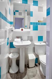 安锡诺德酒店的一间带水槽和卫生间的浴室