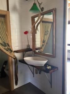 索特雷斯La Cabaña de Catalina的一间带水槽和镜子的浴室
