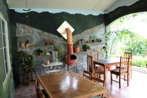 下博克特El Oasis Hotel y Restaurante的一间带木桌和椅子的用餐室