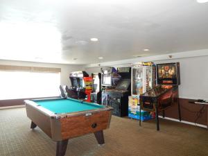 大洋城旗舰海滨酒店的一间带台球桌和游戏机的房间