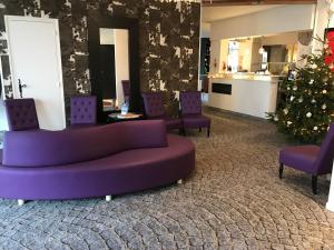 安锡堪塔帕酒店的带沙发和圣诞树的客厅