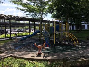 古晋OHANA Sky Villa Residences的儿童在公园的游乐场玩耍