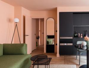 曼彻斯特Whitworth Locke的一间带绿色沙发的客厅和一间卧室
