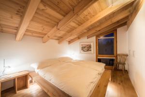 弗利姆斯Casa Alpetta的一间卧室配有一张床、一张书桌和一个窗户。