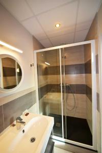 卡普德纳克巴黎咖啡酒店的带淋浴和白色盥洗盆的浴室