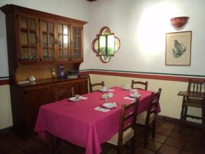 纳沃华Hotel Hacienda Cazadores的餐桌和粉红色桌布