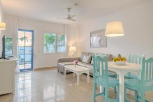 卡门港Apartamentos Parque Tropical en Lanzarote的客厅配有沙发和桌椅