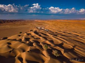 Aflāj巴迪雅沙漠营地酒店的沙漠的空中景观,土路