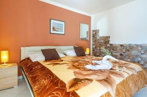 尼亚卢卡Villa Paradise的一间卧室配有一张白色天鹅床