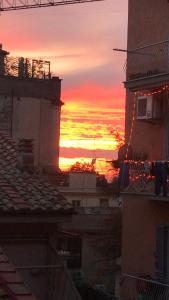 阿尔巴诺拉齐亚莱阿尔巴诺度假公寓的城市屋顶上的日落
