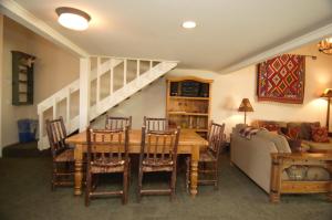 马姆莫斯湖Snowcreek Resort Vacation Rentals的一间带木桌和椅子的用餐室