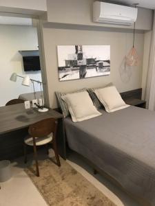 福塔莱萨Landscape Residence by Escala Imóveis的一间卧室配有一张床和一张书桌