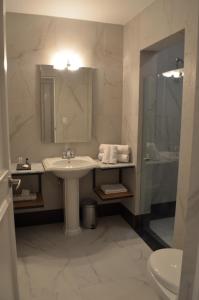 墨西哥城革命广场酒店的一间带水槽、镜子和淋浴的浴室