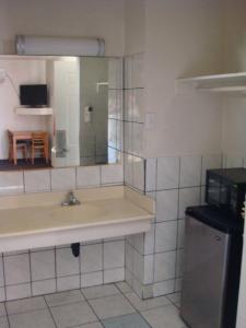 South El Monte美国旅馆的一间带水槽和镜子的浴室