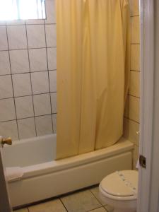 South El Monte美国旅馆的带淋浴帘和卫生间的浴室