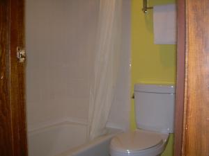 北普拉特83 motel的浴室配有白色卫生间和浴缸。